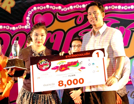 Dao Thiempa from Centara Grand Mirage (left) was the only woman in the ‘Flair’ Bartender contest and took first place together with the 8,000 baht prize.