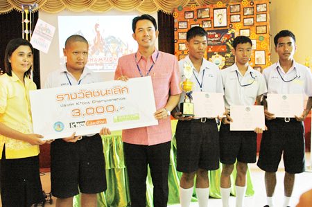 ‘Zumo’ team from Pattaya School No. 2 accept the winning trophy and cash for the high school category from Mayor Itthiphol Kunplome.