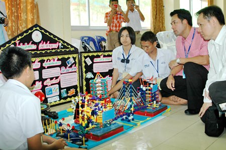 Mayor Itthiphol Kunplome visits the teams and answers questions from the students.