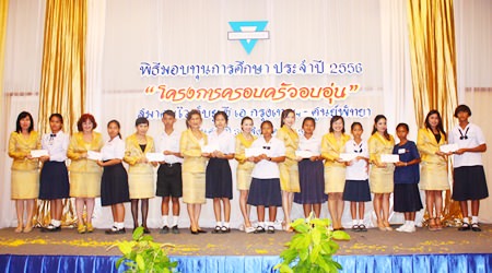 Praichit Jetpai (center), and members from YWCA Bangkok-Pattaya present YWCA Happy Family Scholarships to deserving youths.