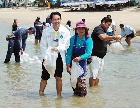 Mayor Itthiphol Kunplome and representatives from the Chonburi Fishing Department and Small Fishermen Club release shrimp into the sea off Jomtien Beach.