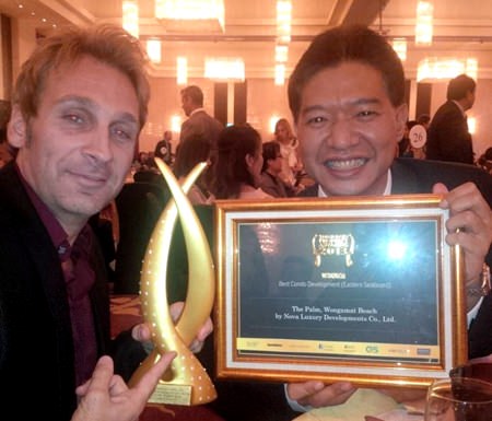 Winston Gale (left) and business partner Birathon Kasemsri Na Ayudaya (right) are all smiles after collecting the Best Condominium (Eastern Seaboard) award for The Palm.