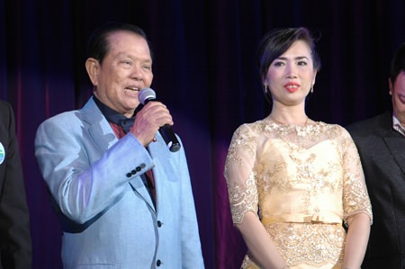 Dujduan Ruangvejtiwong (right), Director of Dance Studio, and Sansak Ngamphichet (left), the President of the Pattaya Business & Tourism Association, preside over the performance.