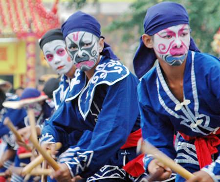 Pattaya began this year’s version of the annual Vegetarian Festival with a parade from Bali Hai to Banglamung, as well as cooking up a giant vegetable dish to serve thousands. Also on tap were lions and dragons, Chinese acrobatics, and the always exciting performance by the Eng Kor fighting team (shown here), which is made up of 108 “bandit warriors” from Chumjon Lien San Pong, Shandong province. 