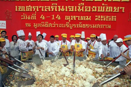Minister of Culture “Chef” Sonthaya Kunplome, along with other honorary chefs, stir up a giant ‘Khao Phat Thip 8 Sien Hongtae’.