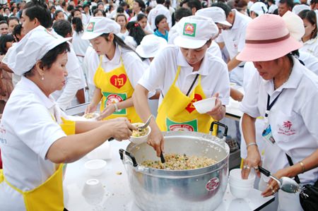Sawang Boriboon members help dish out the ‘Khao Phat Thip 8 Sien Hongtae’.