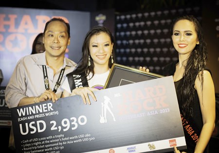 Patrick Ng, Executive Assistant Manager of the Hard Rock Hotel Pattaya and Cattaleeya Schulze, Ms. Hard Rock Southeast Asia 2012, present the spoils of victory to Ms. Hard Rock Southeast Asia 2013 Laureen Quah.