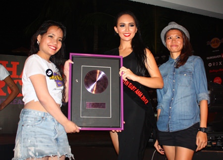 Ms. Hard Rock Southeast Asia 2012 Cattaleeya Schulze (center) and Kanjana Ngamkalong (right), Marketing Communications Manager, present Ms. Facebook Favorite Vote award to Pakatida Srongprap (left).