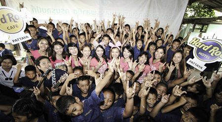 Contestants participated in the ‘Take Time to Be Kind’ campaign with Hard Rock Pattaya staff, by taking part in the Lunchbox Project, providing meals for underprivileged kids at Huay Yai School.