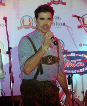 It was a night of fun and games with Art Supawat. 