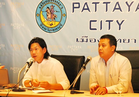 Pongthep Leungsuwan (left), representing the Gift of Sight Foundation in Thailand, and Bandit Siritanyong (right), vice president of the Thai-Chinese Cultural and Economic Association, announce the upcoming eyeglasses donation.