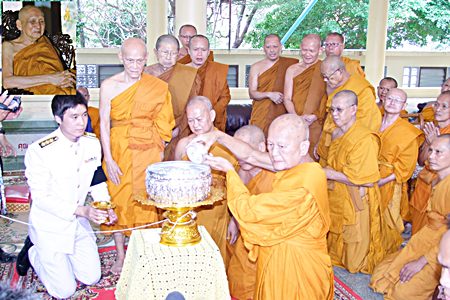 Phra Thep Suttajan, head of the province’s monk committee and abbot of Khao Bangsrai Temple, begins the water-ablution ceremony for Supreme Patriarch Somdej Phra Nyanasamvara (inset), who headed Thailand’s order of Buddhist monks for more than two decades. The Supreme Patriarch died of a blood infection Oct. 24 at Chulalongkorn Memorial Hospital in Bangkok, at age 100. 