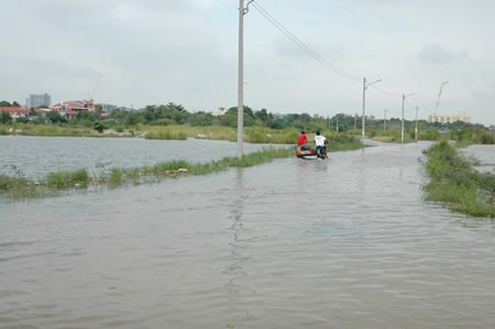 More rain, more flooding in the Soi Wat Boon neighborhood.