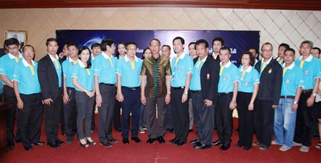 Chonburi Gov. Khomsan Ekachai (center left) and Pattaya Mayor Itthiphol Kunplome (center right) meet with representatives of the 25 government agencies, public utilities and private groups who pledged to work together for the “Pattaya Team” initiative.