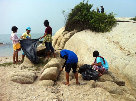 Children from the Human Help Network Foundation Thailand came to enjoy a day out on the beach and helped with the cleanup.