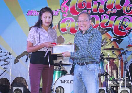 GM Chatchawan Supachayanont presents the Employee of the Year 2013 award to Yuphin Tochaona (left) from Housekeeping.