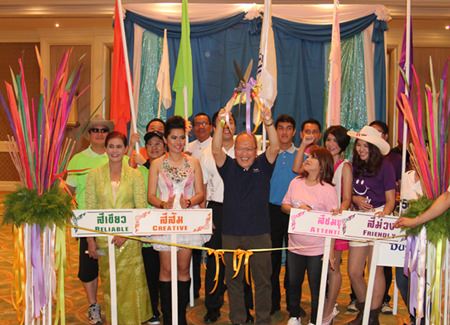 GM Chatchawan Supachayanont (center) presides over the opening ceremony for Dusit Sport Day 2013.