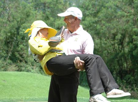 It’s tiring work being a caddy – this one gets a helping hand.