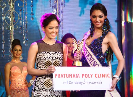 Alisa Phanthusak (left), Assistant Managing Director of Tiffany’s Show Pattaya Co., Ltd., presents the Best Evening Gown award to Marcelo Ohio (right).