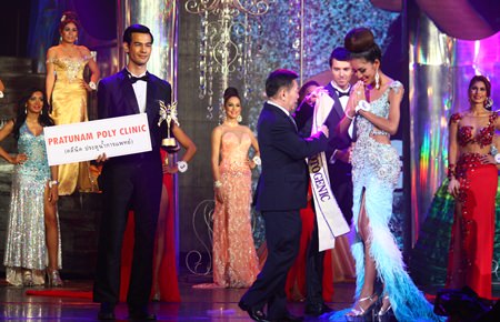 Netnapada Kanlayanon, contestant number 9 from Thailand, ‘wais’ the award presenter after winning Miss Photogenic.