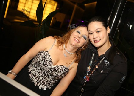Tata Renata Cinelli and Godd from Hard Rock Hotel give some red carpet smiles.