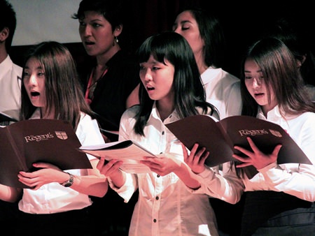 The Regent’s School Choir pay their respects singing ‘Nunc Dimittis’.