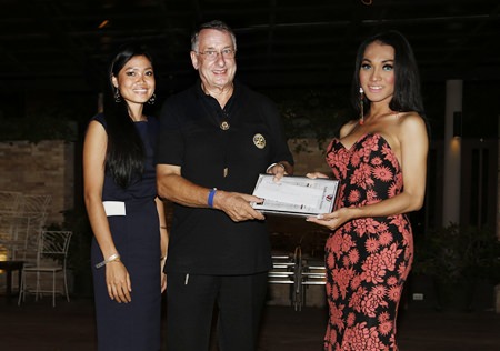 Carl Dyson (center) of Rotary Club Eastern Seaboard accepts the check for 250,000 baht.