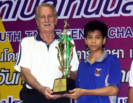 Pattarathorn Passara (right) receives the U-15 winner’s trophy from William Macey, Charity Chairman of Pattaya Sports Club.