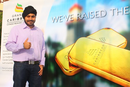 Apichart Gulati, the Project Manager of The Blue Sky Group Co. Ltd., presents the “Double Your Luck” campaign for customers to receive a chance of winning 20 baht worth of gold.