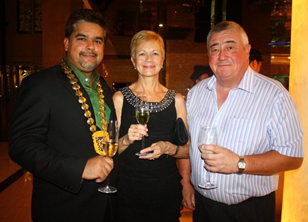 Tony Malhotra, President of Skål Int’l Pattaya and East Thailand welcomed Patricia and Graham Goodman.