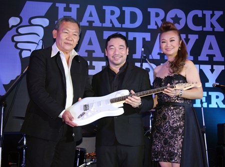 (L to R) Nuttawut Kasinkasempong receives the coveted signed guitar from Koh Mr. Saxman and Jennifer Kim.