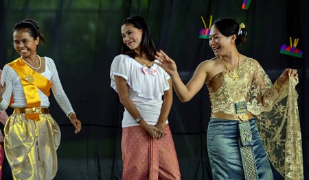 Head of Thai K. Lalita (right) and her colleagues lead the Loy Krathong activities at GIS.