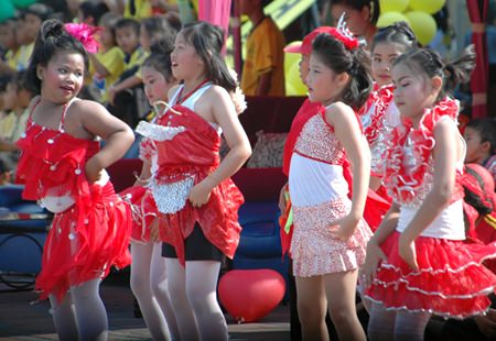 Red team cheerleaders dance their best moves.