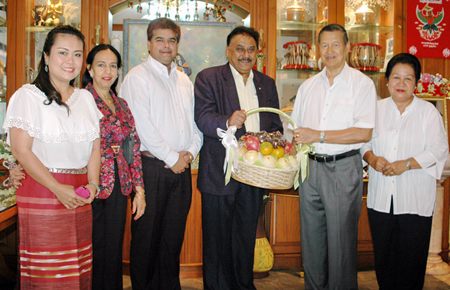 Pratheep Malhotra (4th left), MD of Pattaya Mail Publishing Co. Ltd., Suwanthep Malhotra (3rd left), Deputy MD, along with the Malhotra family present their best wishes and a health basket to Gen. Kanit and Thanpuying Busyarat Permsub.