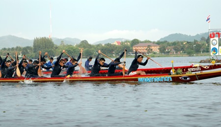 Yuttakanawa and Pornprakaew race for honours in the 55-paddler long boat final.