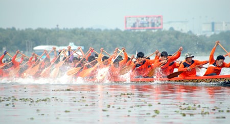 The Pattaya Long Boat Tournament always provides an exciting feast of colour and sporting action out on the lake.