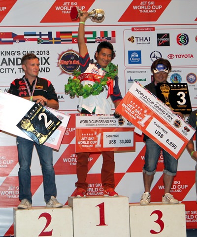 Thailand’s Chokutit Molee (centre) holds up the King’s Cup trophy after winning the Pro Runabout 1600 class at the 2013 King’s Cup Jet-Ski Grand Prix.