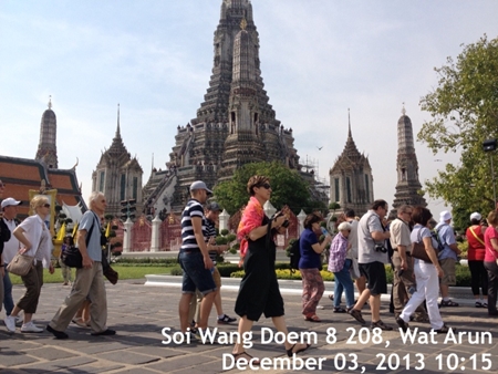 Tourists visiting Wat Arun in Bangkok on 3 December 2013 - See more at: http://www.tatnews.org/thailand-welcomed-26-7-million-visitor-arrivals-in-2013-exceeding-target/#sthash.0mZwxX2r.dpuf