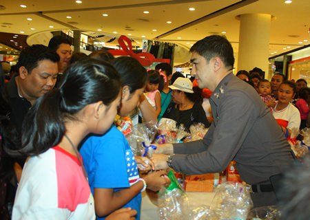 Pattaya police superintendent, Pol. Col. Suwan Chiewnawinthawat, hands out gifts to children on Children’s Day.