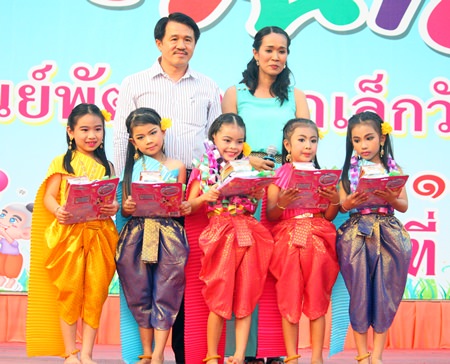 Surat Mekavarakul (back left), MD of Mike Group, presents awards to children who performed in the talent show on Children Day at Wat Chaimongkol Children’s Development Center.