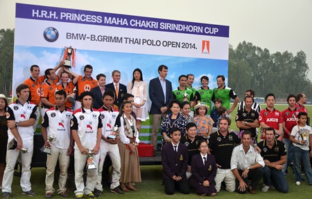 Royalty, teams and sponsors gather for a group photo.