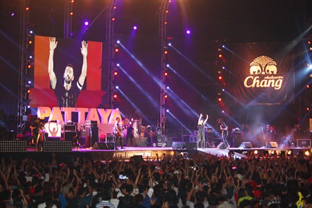 Big Ass sings with their thousands of fans at Pattaya Countdown 2014.