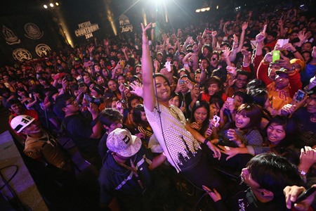 Kwang from Abnormal gets up close and personal with the fans at Pattaya’s Countdown to 2014 stage at Bali Hai.