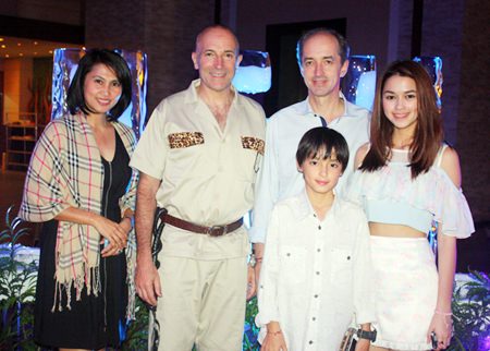 Centara Grand Mirage Beach Resort Pattaya General Manager Robert John Lohrmann (2nd left), gives a warm welcome to Patricia Good (right), popular TV actress and her family during the countdown in the jungle at Centara.