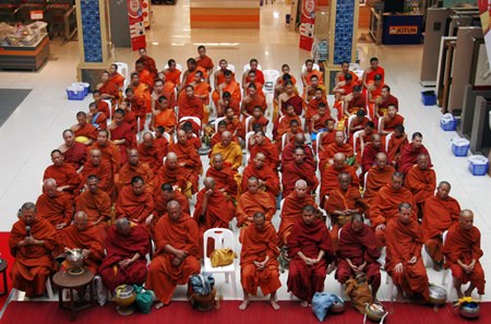 The monks at Boonthavorn.