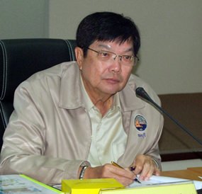 Deputy Gov. Pornchai Kwansakul announces Chonburi’s participation in the Education Ministry’s anti-drug program.
