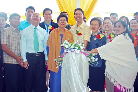 Mayor Itthiphol Kunplome (center) and Wannapa Wannasri (3rd right), along with honored guests and sponsors, unveil the new Wannasri Library at Pattaya School No. 11.