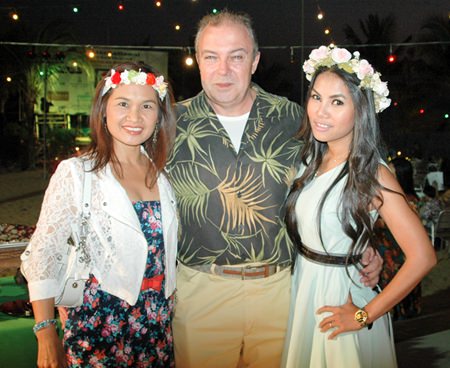 Rene Pisters, GM of Thai Garden Resort, is flanked by two beautiful women, Ploy Pisters (left) and Nattakarn Sinprasom (right).