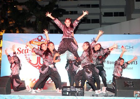 Talented students from Pattaya School 9 perform an amazing street dance during the thank you party.