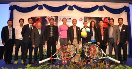 Donna Vekic, Vera Zvonareva and Sorana Cirstea pose with Thai Tennis Association officials and local public dignitaries during the draw for this year’s tournament at the Dusit Thani Pattaya resort, Sunday, Jan. 26.